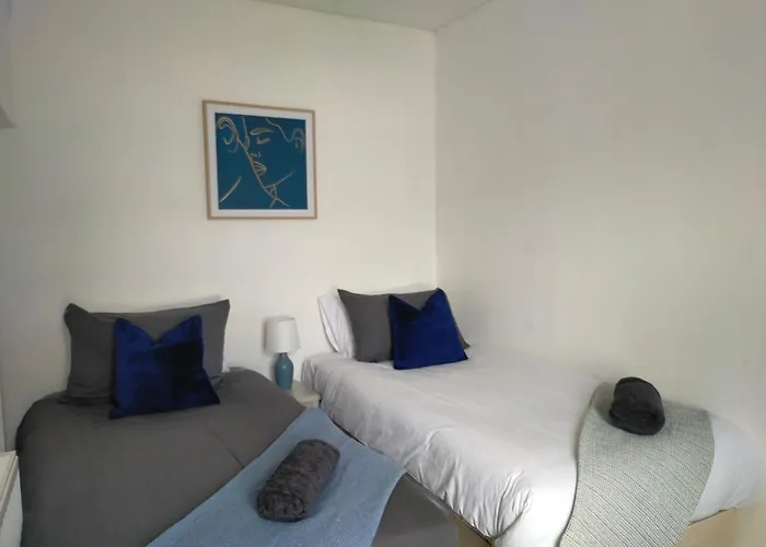 Newly Renovated 3 Bedroom House, 6 Beds With 2 Showers, Near University Town Centre