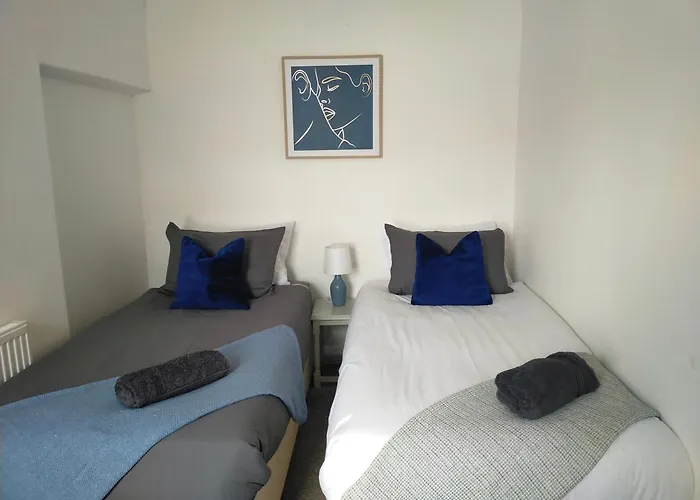 Newly Renovated 3 Bedroom House, 6 Beds With 2 Showers, Near University Town Centre